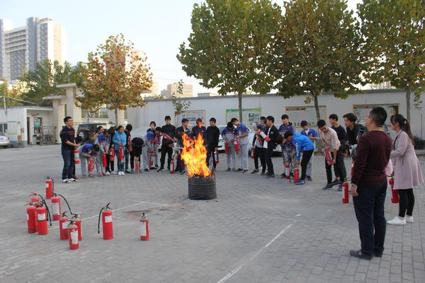 各班班主任和学生代表演练灭火